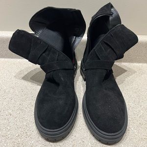 NWOT women’s size 10 Vince Camuto boots in black.